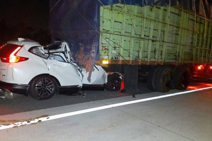 Kecelakaan beruntun melibatkan satu truk tronton dan tiga mobil di Jalan Tol Semarang-Solo  KM 485, Selasa (8/9/2020).