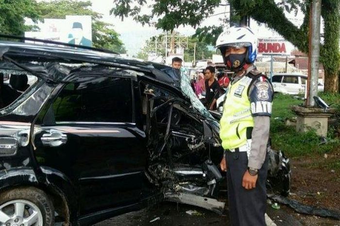 Toyota Rush tergelincir hingga hajar tiang di Batang Anai, Padang Pariaman