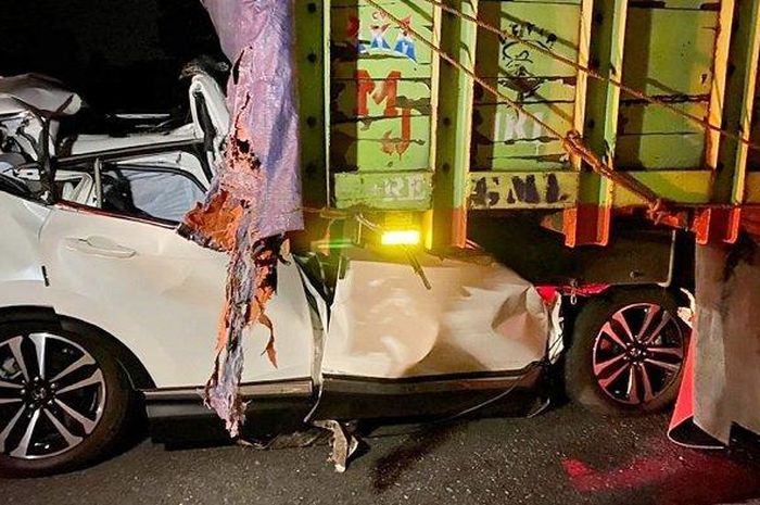 Honda CR-V masuk ke kolong truk di ruas tol 