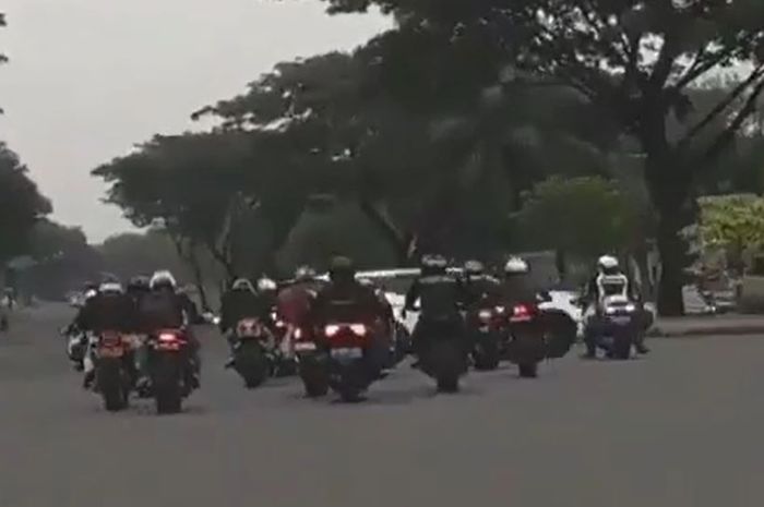 Viral rombongan moge diduga dengan pengawalan polisi terobos lampu merah di BSD, Serpong, Tangerang