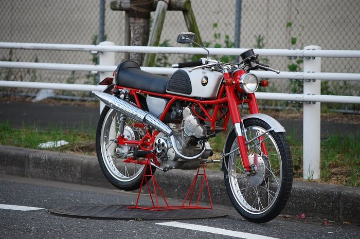 sosok Honda CR110 Cub Racing (hasil restorasi), replika RC110 untuk pasar Jepang pada 1960-an.