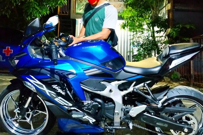 Unik! Pelek Kawasaki Ninja ZX-25R dibikin kinclong berkat krom semprot.