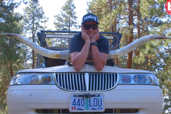 Pria asal Oregon, Amerika Serikat bernama Jordon Foster bikin limosin super jangkung.