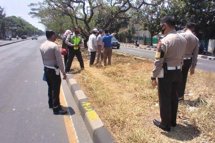 Survei pemasangan alat pengukur kecepatan di Jalan Soekarno-Hatta oleh Satlantas Polrestabes Bandung dan Korlantas Mabes Polri.  