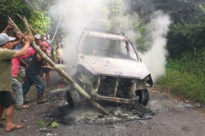 Toyota Avanza yang terbakar di Musi Rawas Utara
