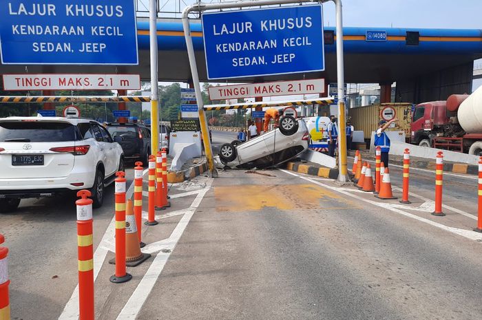 Honda Jazz terlentang di Gerbang Tol Cibubur usai tabrak tiang batas ketinggian