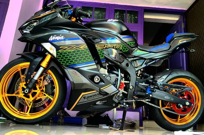 Modal 3 jutaan bikin pelek Kawasaki Ninja ZX-25R jadi kinclong pakai krom semprot.