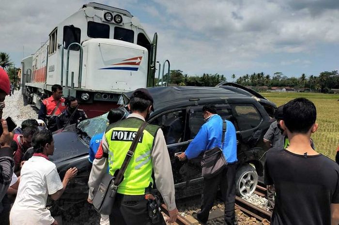 Daihatsu Xenia terseret Kereta Api Dhoho Penataran di desa Ngebruk, Sumberpucung, kabupaten Malang, Jatim