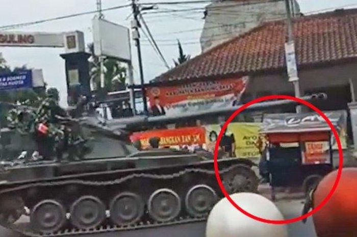 Tank Tabrak Gerobak dan 4 Sepeda Motor, Video Viral di Medsos