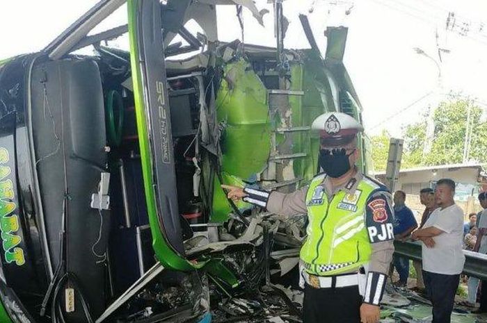 Kondisi Bus Sahabat yang terlibat kecelakaan beruntun di Tol Cipali