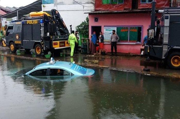 Toyota Vios Limo Blue Bird kecemplung kali di Jl Belibis, Air Tawar, kota Padang, Sumatera Barat