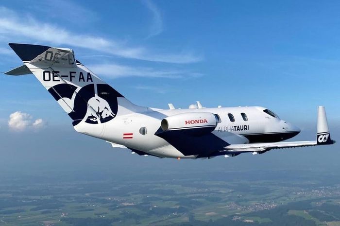 Pesawat HondaJet Elite dengan livery Scuderia AlphaTauri 