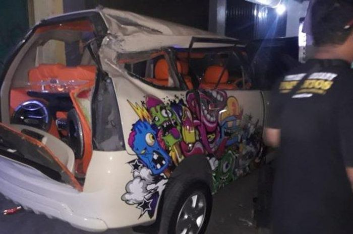 Toyota Avanza ugal-ugalan terobos lampu merah hajar motor, truk dan tiang di Kartasura, Sukoharjo