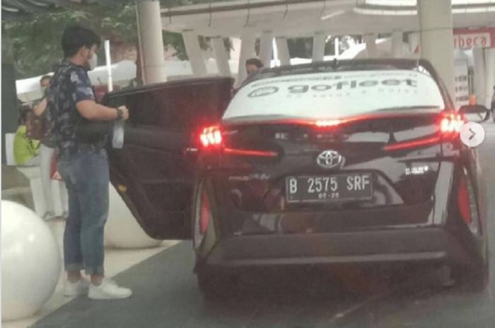 Toyota Prius PHEV  jadi transportasi online - Instragram @gramaojol.id