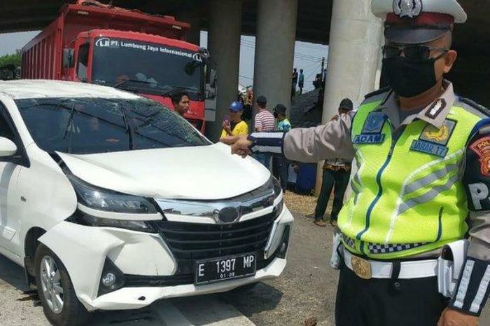 Avanza yang ditabrak bus dari belakang