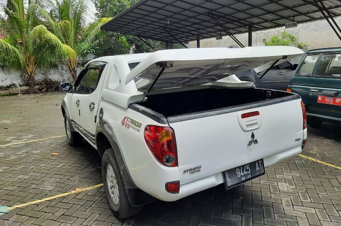 Tampak belakang Mitsubishi Strada Triton 2011 bekas yang dilelang.