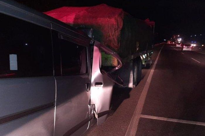 Sebuah Daihatsu Luxio mengalami kecelakaan maut di Tol Cipularang