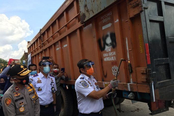 Direktur Jenderal Perhubungan Darat, Budi Setiyadi kembali melakukan pemotongan Truk dengan muatan Over Dimension Over Loading (ODOL)