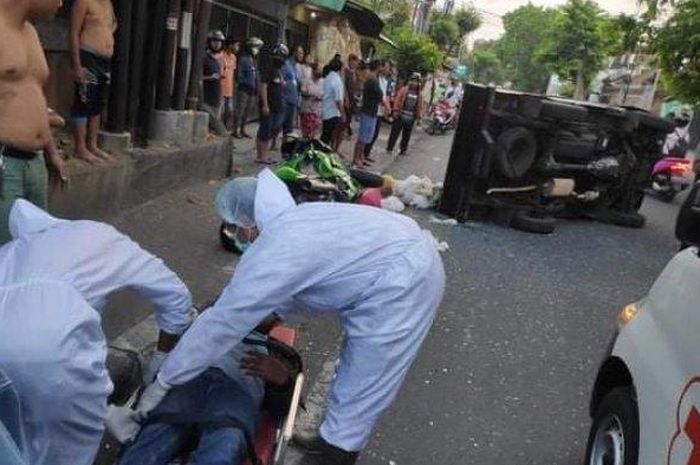 Petugas medis memberikan pertolongan pada korban kecelakaan lalu lintas mobil pikap vs motor ninja, di Jalan Imam Bonjol, Denpasar Barat, Kota Denpasar, Bali, Sabtu (12/9/2020). 