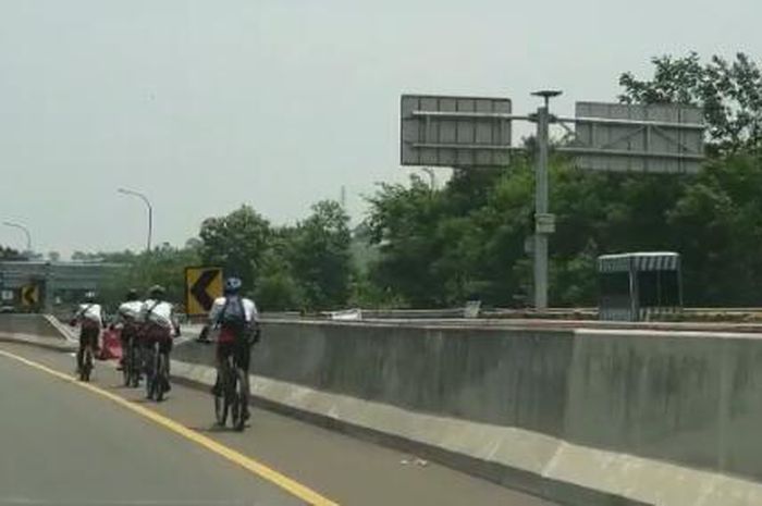 Rombongan pesepeda yang masuk Jalan Tol Jagorawi