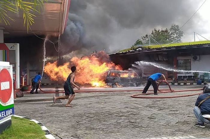 Ilustrasi mobil terbakar
