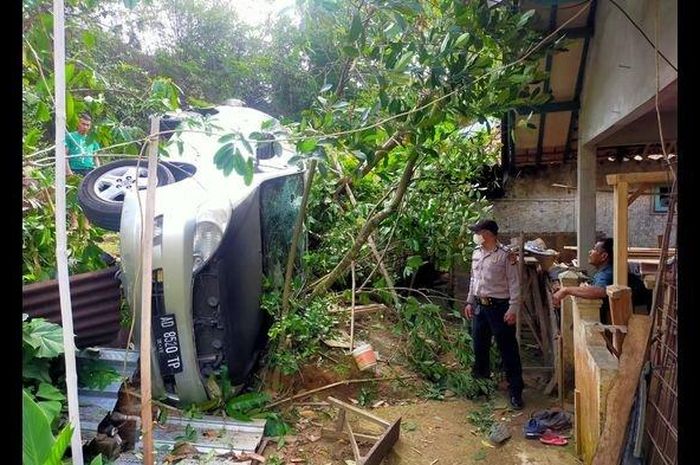 Kondisi Kijang Innova setelah terperosok ke jurang dan nyaris timpa rumah warga