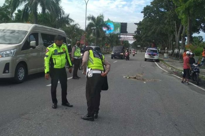Petugas Satlantas Polresta Pekanbaru melakukan olah TKP pada kecelakaan lalu lintas yang korbanya dua orang pesepeda di simpang Jalan Jenderal Sudirman-Arifin Achmad Pekanbaru, Riau, Minggu (13/9/2020).