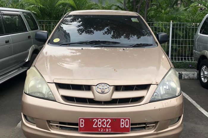 Toyota Kijang Innova G 2005 bekas Ditjen Anggaran Kemenkeu bakal dilelang nih. Limitnya cuma Rp 50 jutaan lho.