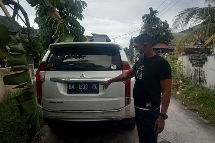 Petugas Satlantas Polresta Pekanbaru saat mengamankan mobil Pajero Sport yang diduga menabrak dua orang pesepeda, di Jalan Taman Karya, Kecamatan Tampan, Kota Pekanbaru, Riau, Minggu (13/9/2020) sekitar pukul 16.00 WIB.