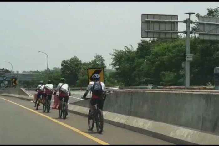 Rombongan pesepeda seenak jidat masuk tol Jagorawi, gowes di lajur kanan, lawan arah juga