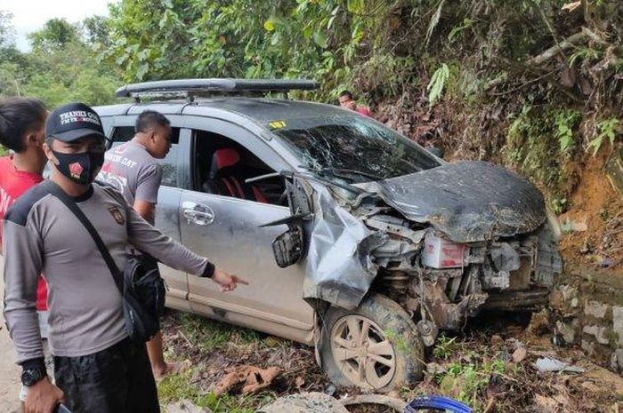 Toyota Avanza rusak parah setelah terlibat kecelakaan dengan Yamaha MX King