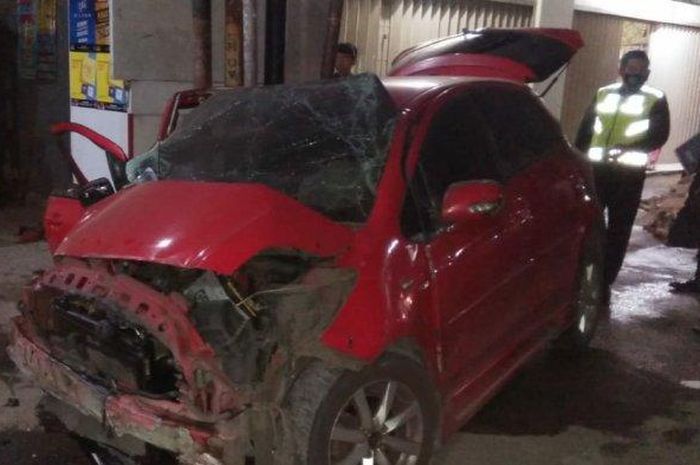Kondisi Toyota Yaris setelah menabrak halaman ruko