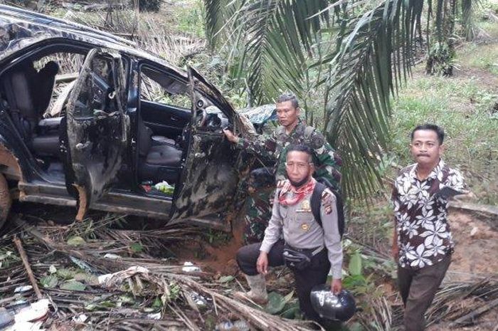 Toyota Fortuner rombongan ketua DPRD Sintang terperosok jurang sedalam 20 meter di kebun sawit Sintang, Kalimantan Barat