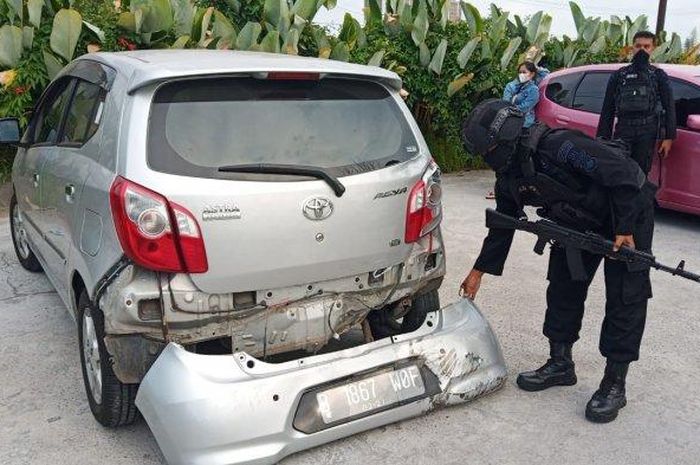 Kondisi Toyota Agya setelah ditabrak rombongan kendaraan brimob