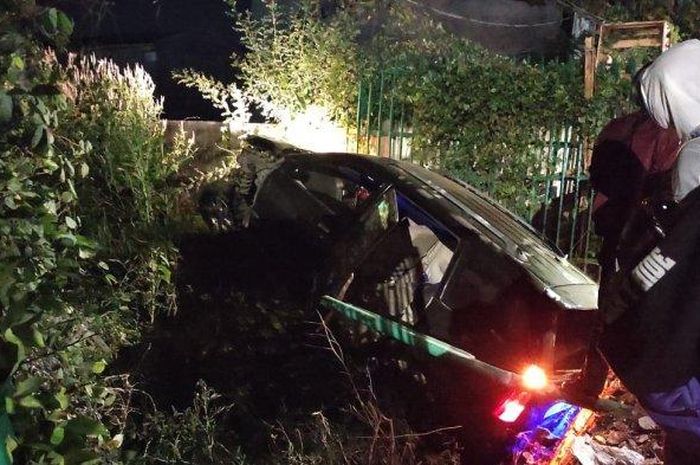 Toyota Avanza terjungkal selokan akibat kecelakaan beruntun di Jl aroepala, Makassar