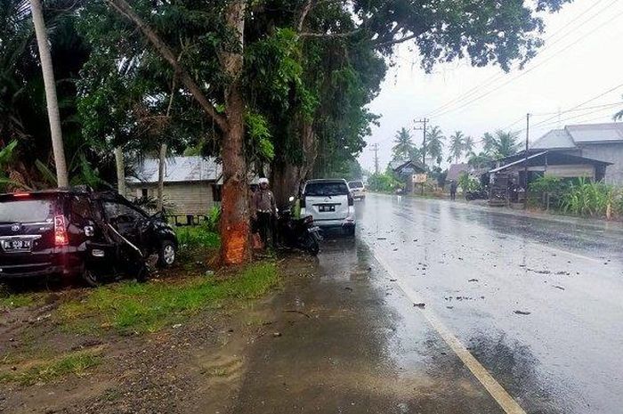 Kondisi Avanza yang serempet motor dan tabrak pohon