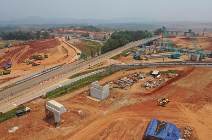 Pekerjaan Pemasangan Gelagar Jembatan Proyek Japek Selatan.