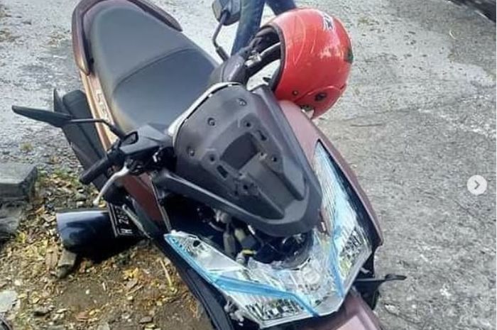 Yamaha Lexi yang rusak akibat menabrak truk mogok di lajur kanan