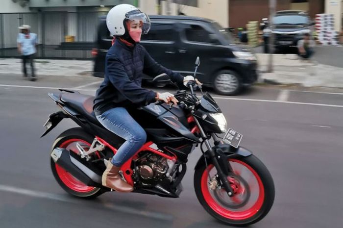 Istri Ridwan Kamil, Atalia Praratya saat menjajal motor Honda CB150R.