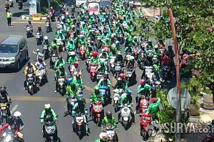 Ilustrasi komunitas ojek online. (dalam foto: Ribuan driver ojek online (Ojol) se-Jawa Timur demo besar-besaran menuntut beberapa kebijakan di masa pandemi.)