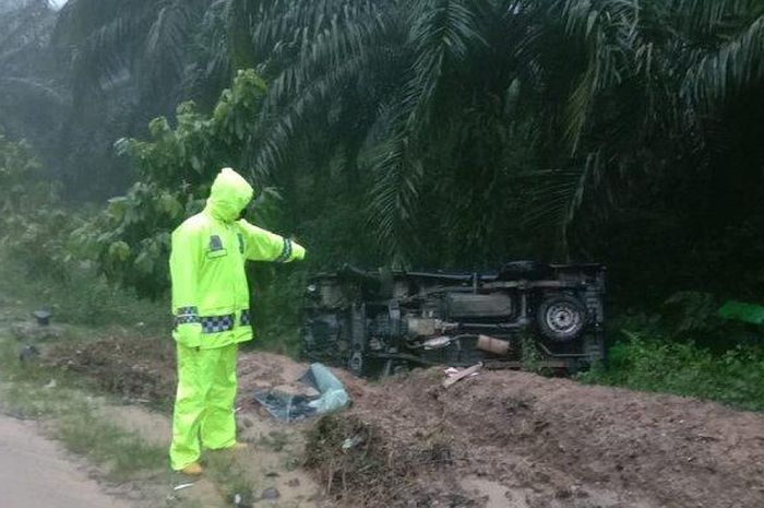 Anggota Satlantas Polres Aceh Tamiang menunjukkan mobil pikap L-300 yang terbalik usai menabrak sepeda motor di Bukit Seumadam, Senin (14/9/2020).