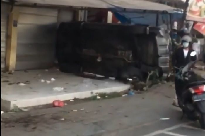 Honda CR-V rebahan di pelataran ruko