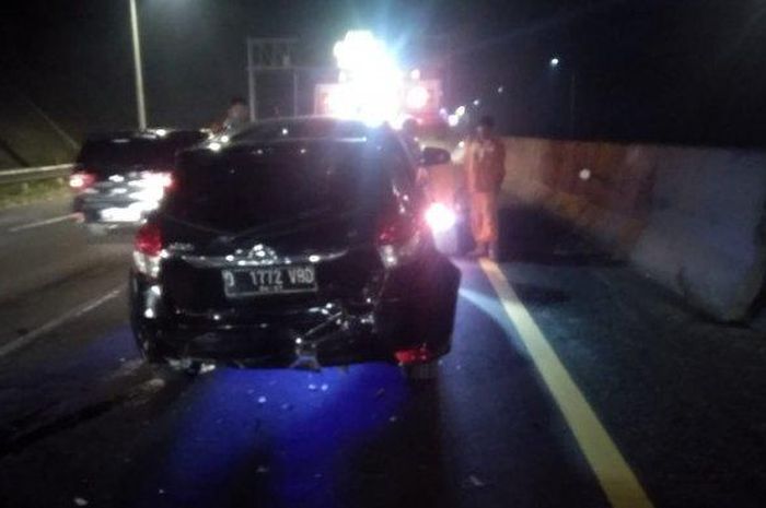 Toyota Yaris dihajar belakang Honda Jazz di tol Cipularang ulah mobil misterius rem mendadak