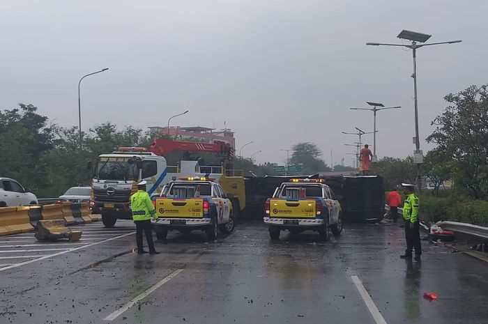 Bus Kemenhan terguling di Tol Dalam Kota