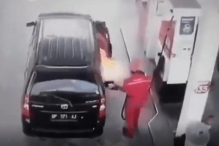 tangkapan layar video aksi sopir menjauhkan Toyota Avanza yang meledak saat isi bensin di SPBU