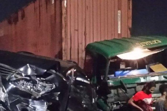 KIjang Innova, Suzuki Ertiga dan dua truk terlibat kecelakaan beruntun