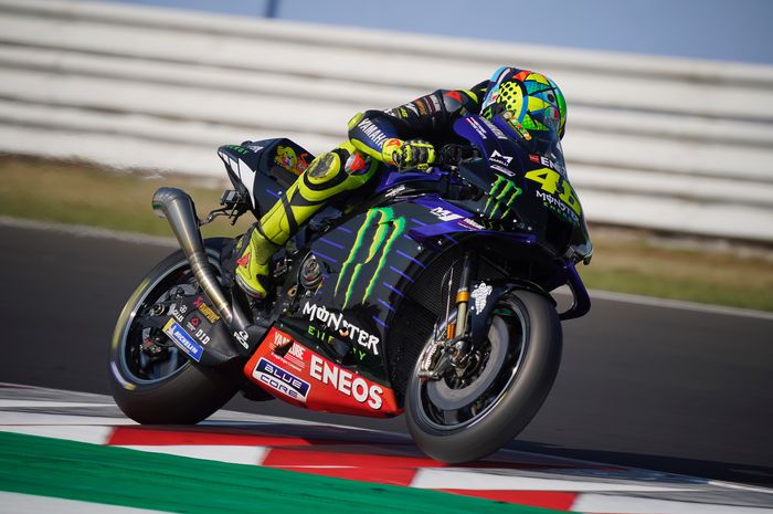 Valentino Rossi dengan knalpot baru Yamaha