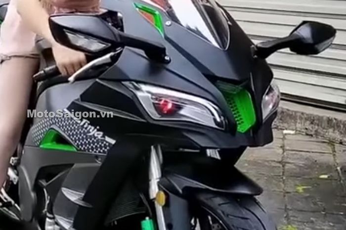 tampak depan kloningan Kawasaki Ninja ZX-10R, tampang sporty ala superbike, harga enggak sampai Rp 30 juta