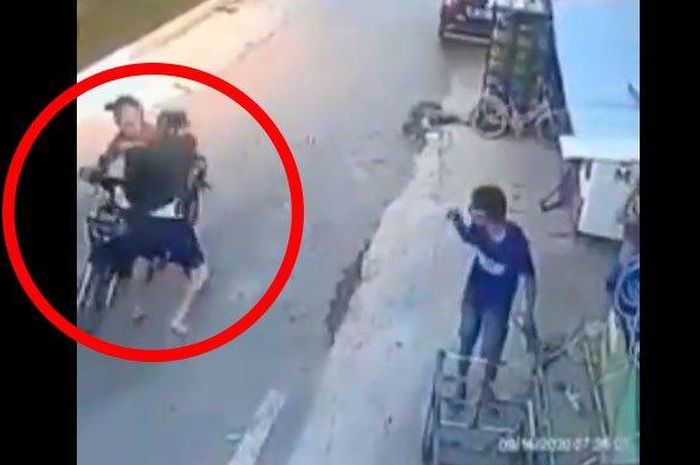 Tangkapan layar dari rekaman CCTV yang memperlihatkan aksi pembunuhan terhadap seorang pengantar galon di Makassar.
