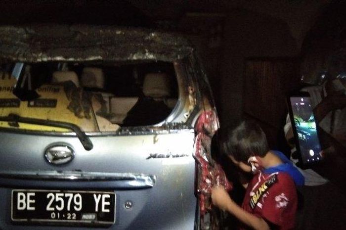 Daihatsu Xenia meleleh hingga bodi gosong karena tersambar api yang melalap sebuah rumah di Bandar Lampung